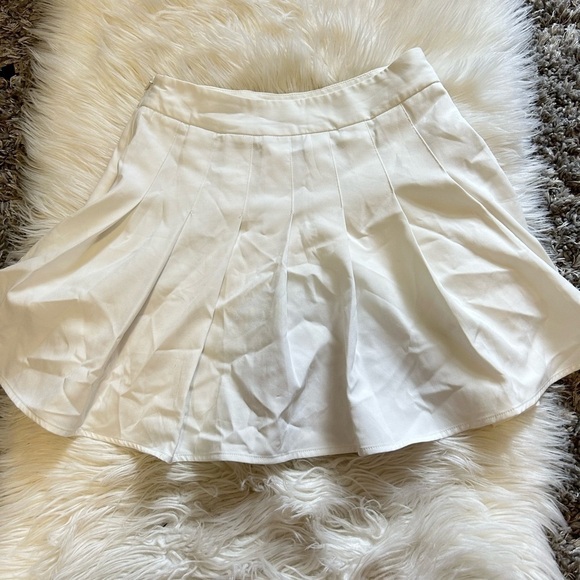 White Pleated Mini Skirt - Picture 1 of 1